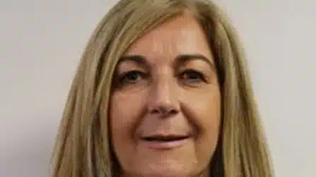 We can start live in care within 24 hours carer sarah headshot 16x9.